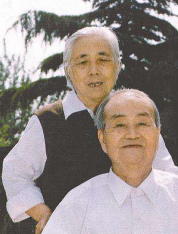 他曾擔任中宣部副部長，75歲進入中顧委，擔任了中顧委常委