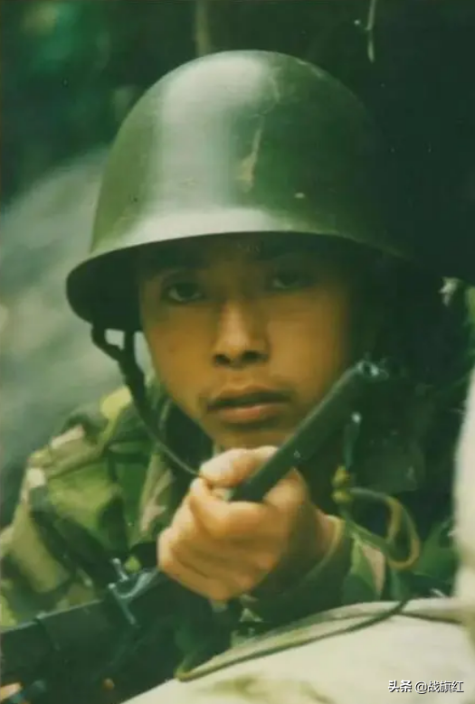 老山前線，解放軍班長帶戰士曬太陽，越軍悄悄偷襲，反中埋伏