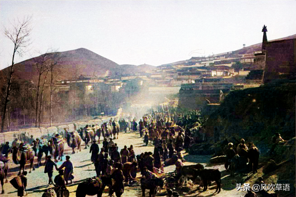 1936年的青海西寧塔爾寺，門前是熱鬧非凡的集貿市場