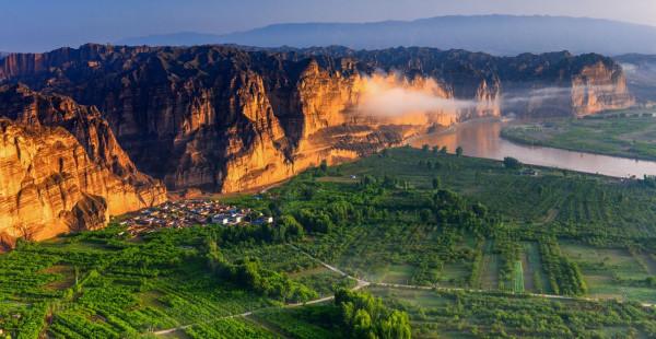 晨霧繚繞的美麗鄉村——龍灣