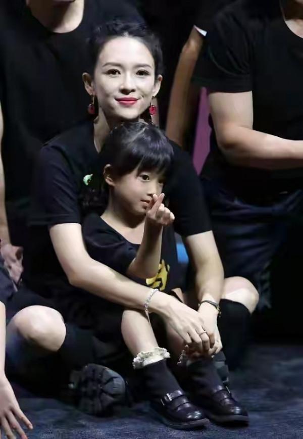 汪峰基因真強大！5歲醒醒穿黑裙神似小蘋果，淡定打針性格更像媽