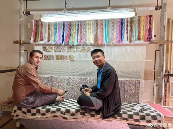 拜訪波斯地毯富商，很難想象普通地毯工的薪水，5年伊朗幣貶值8倍