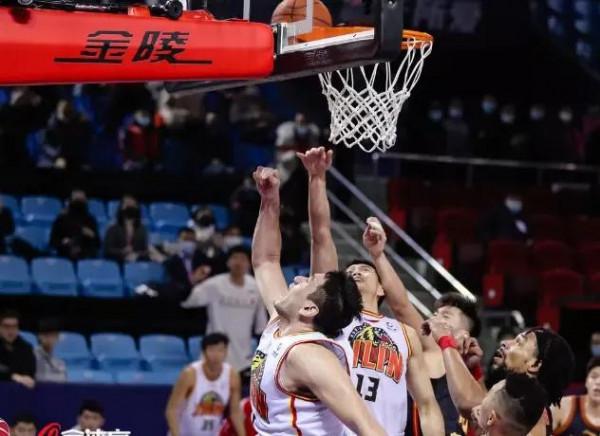 精彩！CBA一天兩爆冷，多一些冷門，競爭才會更激烈