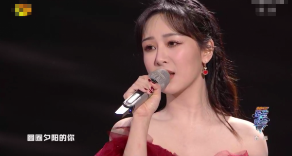 “南北”雙臺跨年：唐嫣美豔、王鷗搶鏡，楊冪眼妝像“發光眼屎”