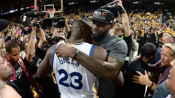 球迷瘋狂互噴！周琦和趙睿，在領獎臺上談笑風生！畫風突變啊