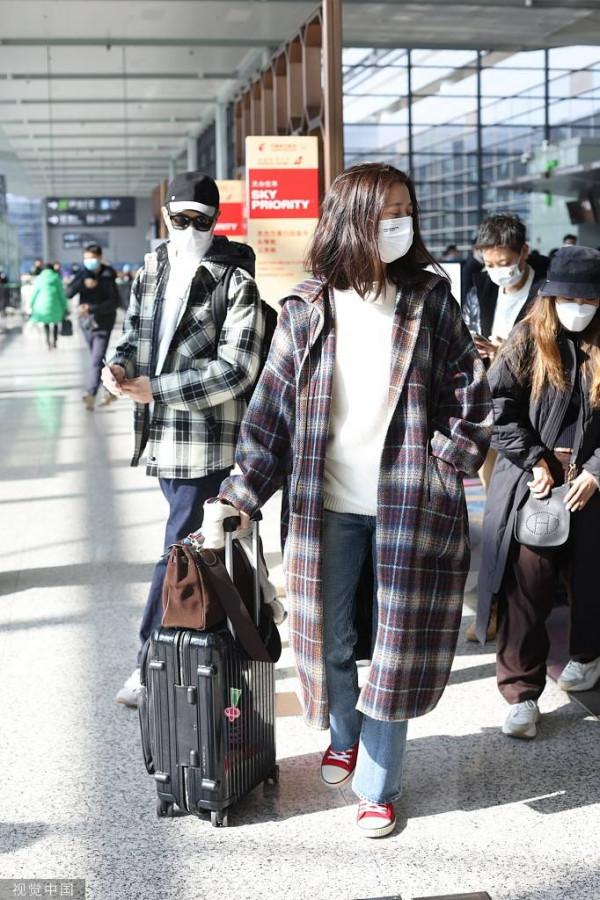 袁詠儀張智霖穿情侶裝出行 相互交談恩愛滿滿