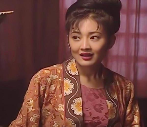 24歲嫁億萬富豪，從全國冠軍到8登春晚，牛莉到底憑什麼？