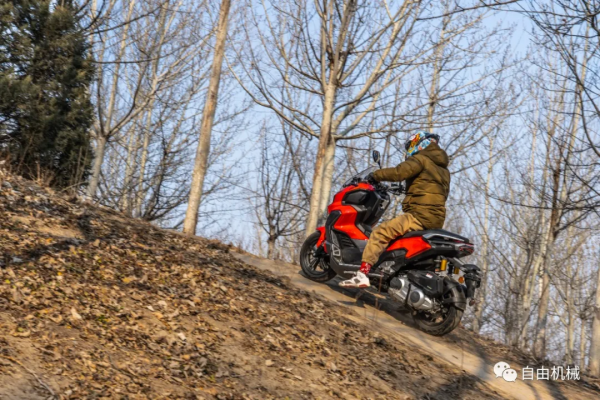 等不到上市以後了！搶先試駕龍嘉 XDV 250丨把玩