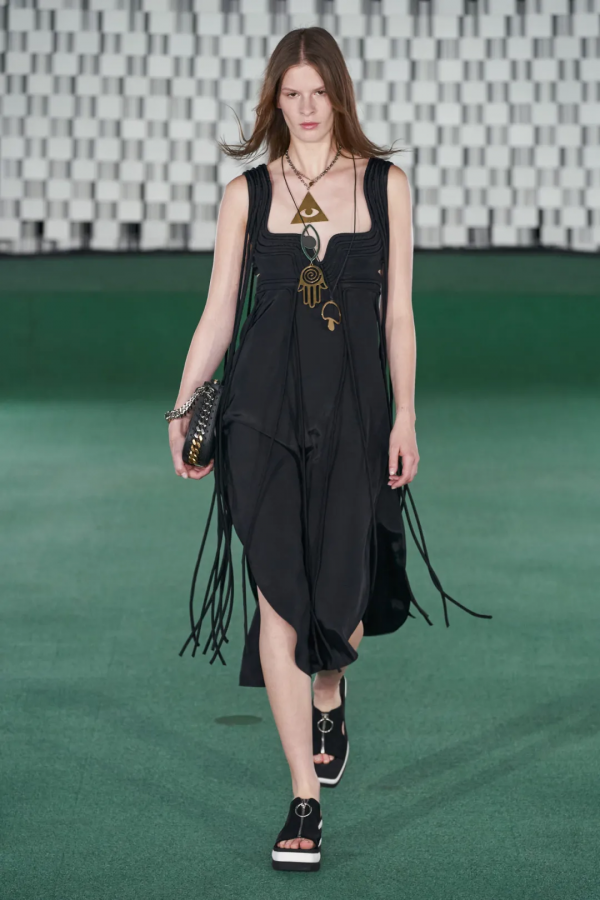 Stella McCartney 2022春夏 | 一場富有活力和動感的“蘑菇”時尚盛宴