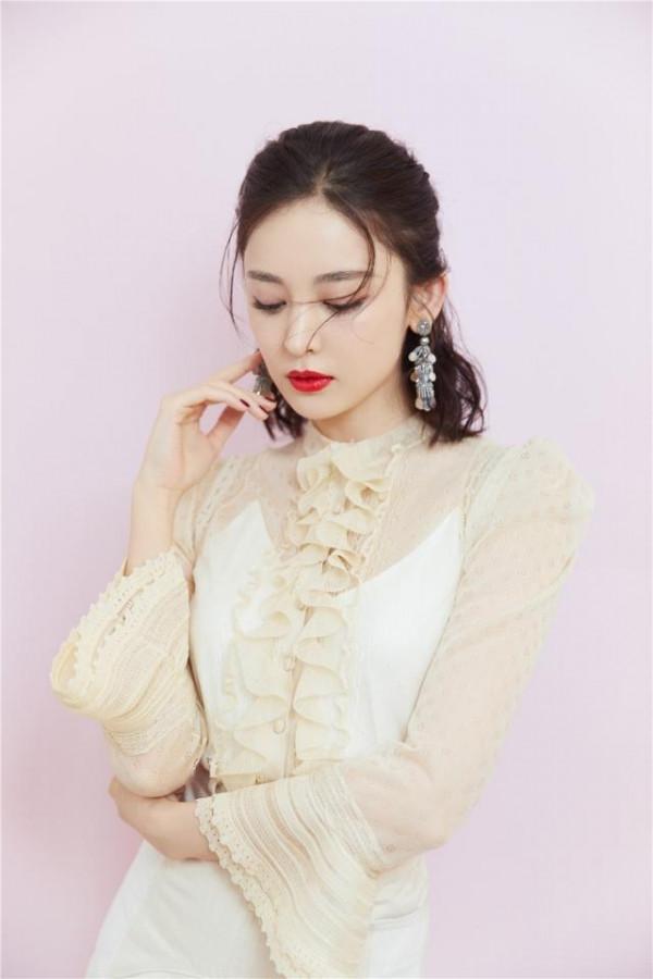 娜扎也太美了，透視衫配荷葉邊短裙甜美範十足，不愧是初戀女神