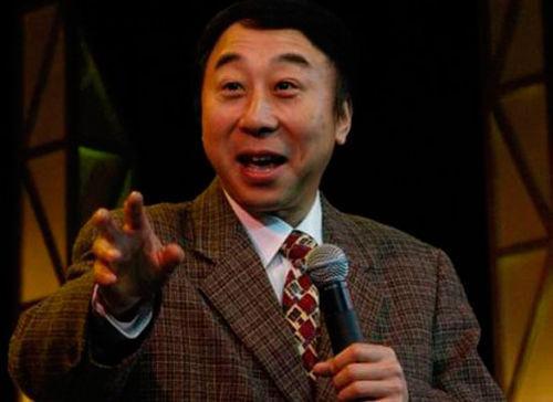 64歲馮鞏：26歲娶初戀，攜手38年，47歲被敲詐，兒子創業當老闆