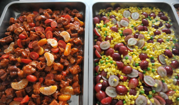 大學校園中的&OpenCurlyDoubleQuote;陰間食堂&rdquo;，看到食物有些靈異，學生直言難以下嚥