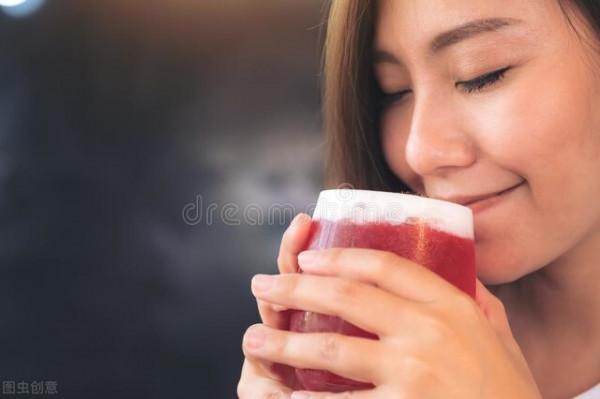 笑眉舒展卻為酒