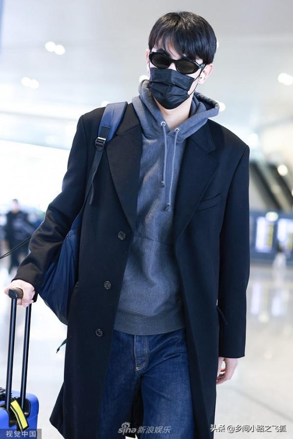 紀凌塵衛衣套黑色大衣簡約時尚 推行李箱大步走模特範足