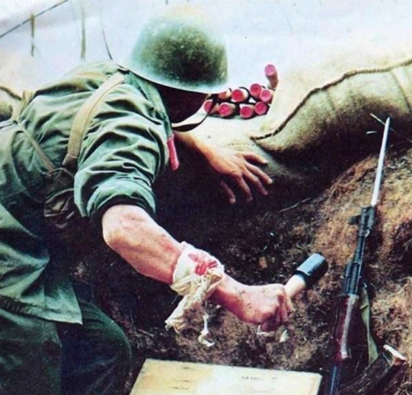 1984年副指導員被俘，遭越軍折磨6年不屈，回國時體重僅37公斤