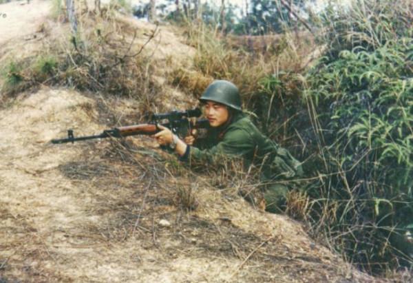 對越作戰：越南特工太狡猾，喬裝改扮闖我軍陣地，卻被一新兵識破