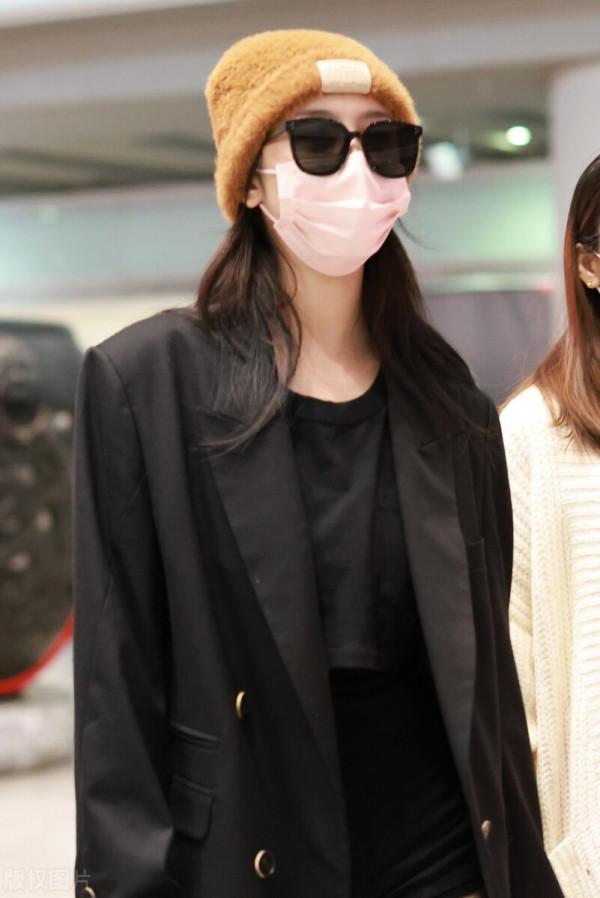 趙小棠穿黑色西裝外套，腳踩棕色高筒靴，手提超大托特包帥氣十足