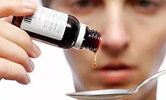 一小夥喝止咳糖漿上癮,三年花費百萬,後來切下手指,結果如何? 一小夥喝止咳糖漿上癮,三年花費百萬,後來切下手指,結果如何?