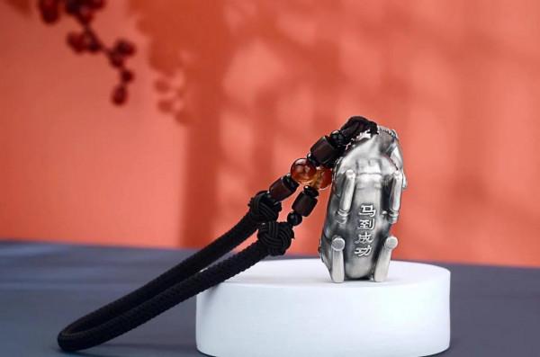 有誰不愛真金白銀？這純銀雕刻鍍金的手把件有點意思