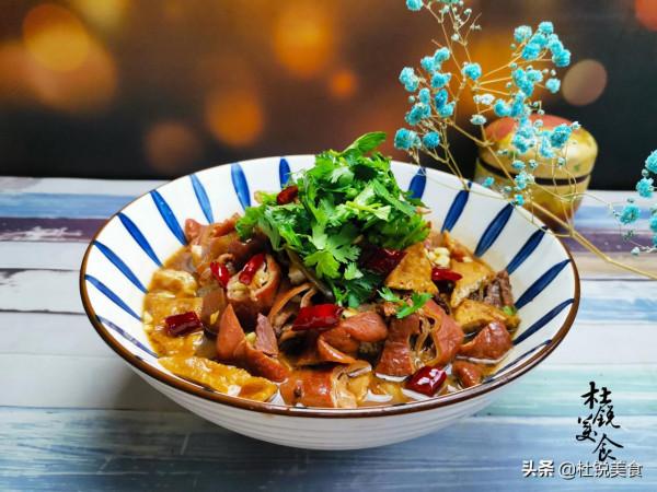 花200做了一鍋老北京滷煮火燒，1人1大碗，湯香肉爛貴點也值了