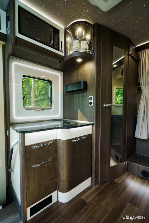 宇通新車重磅釋出：廊橋式線條，臉譜式配色，內有星空頂