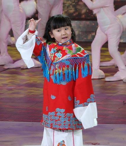 3歲上央視春晚舞臺，母親患病父親車禍，演出掙錢撐起整個家