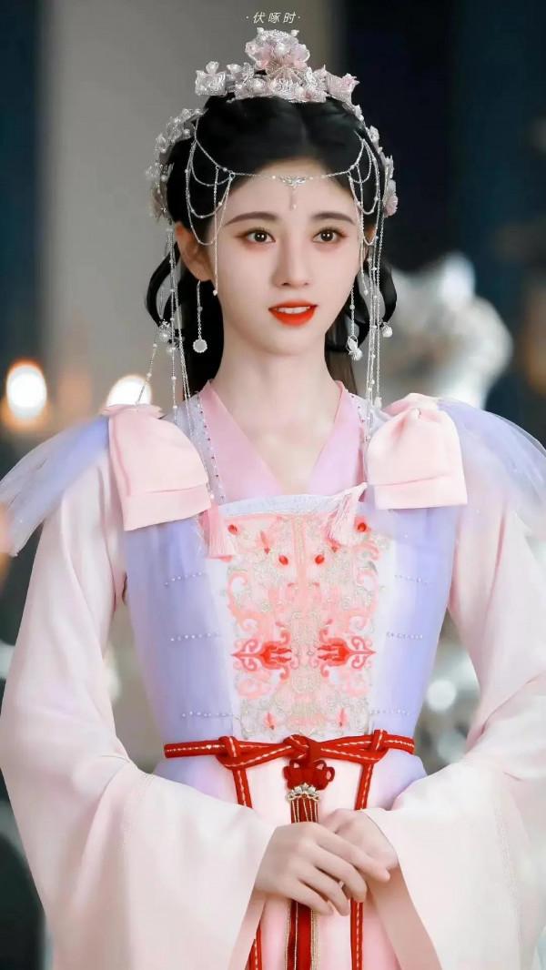 花裡胡哨不等於好看，這五位女演員的額飾告訴你什麼是華貴絕美