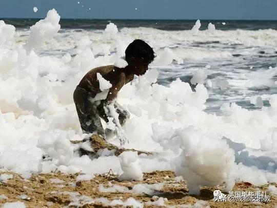 印度海灘被有毒泡沫包圍，孩子們卻把它當成了遊樂場