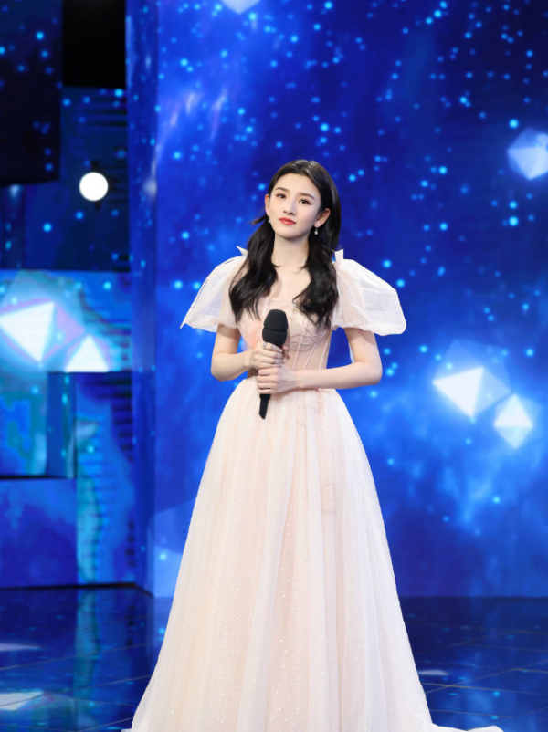 宋祖兒春晚粉色長裙，迷人又可愛，讓人憐惜