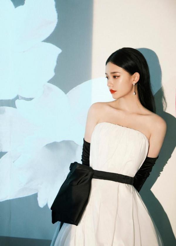 林允“赫本造型”出席活動，穿抹胸裙戴長手套，還真有幾分像