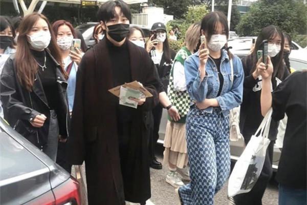 酒駕、辱華，尼坤重返中國舞臺，網友質疑“劣跡藝人”怎麼敢？