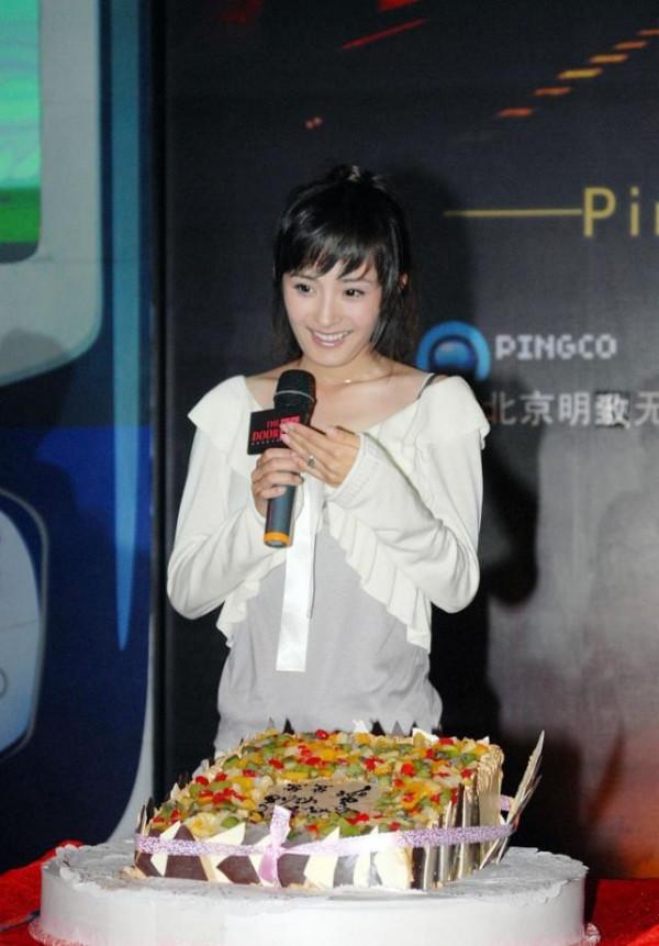 15年前的楊冪看著太可愛了,穿的靴子簡單還時髦,沒有年代感 15年前的楊冪看著太可愛了,穿的靴子簡單還時髦,沒有年代感