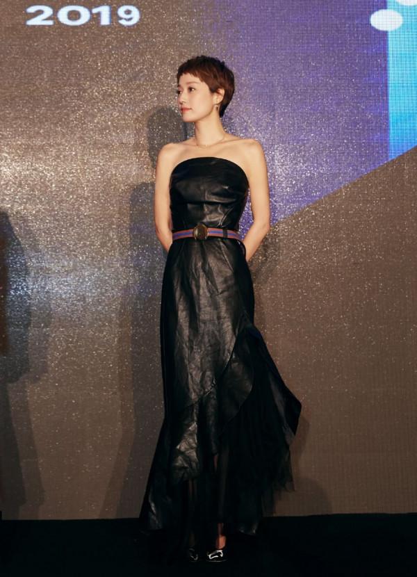 姚晨素顏滿臉油膩，皺紋明顯，馬伊琍卻越活越嫩