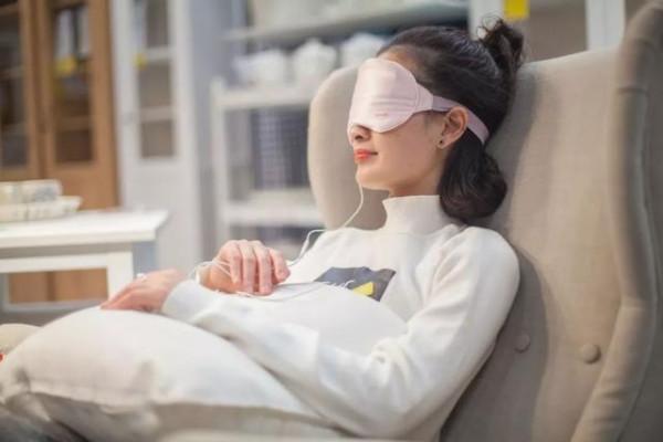 不管多少歲,如果出現老花眼,別放任不管,該如何緩解呢? 不管多少歲,如果出現老花眼,別放任不管,該如何緩解呢?