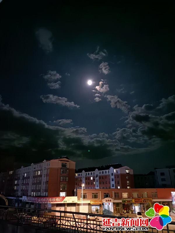 中秋之夜延吉人的朋友圈 月出驚豔