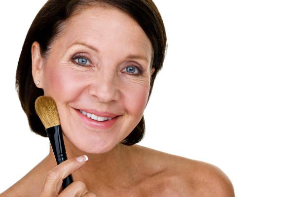 如何在視覺上看起來年輕 10 歲 如何在視覺上看起來年輕 10 歲