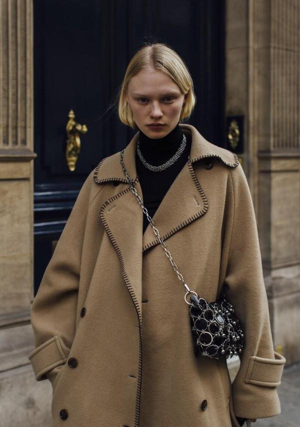 四五十歲的女人別直接穿毛衣，學潮流達人的打扮，配毛衣鏈太洋氣