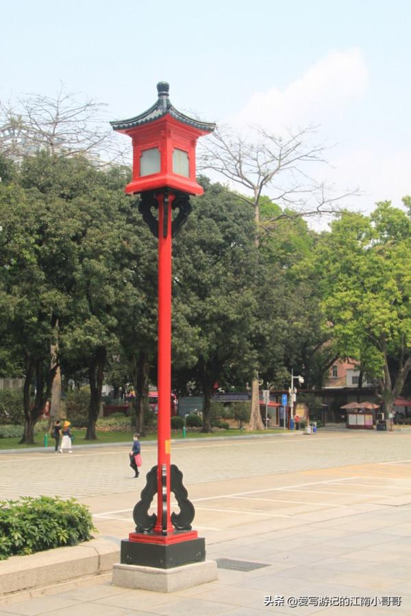 參觀綠樹環繞的中山紀念堂,從西側廣場開始,可以看到迷人的側顏 參觀綠樹環繞的中山紀念堂,從西側廣場開始,可以看到迷人的側顏