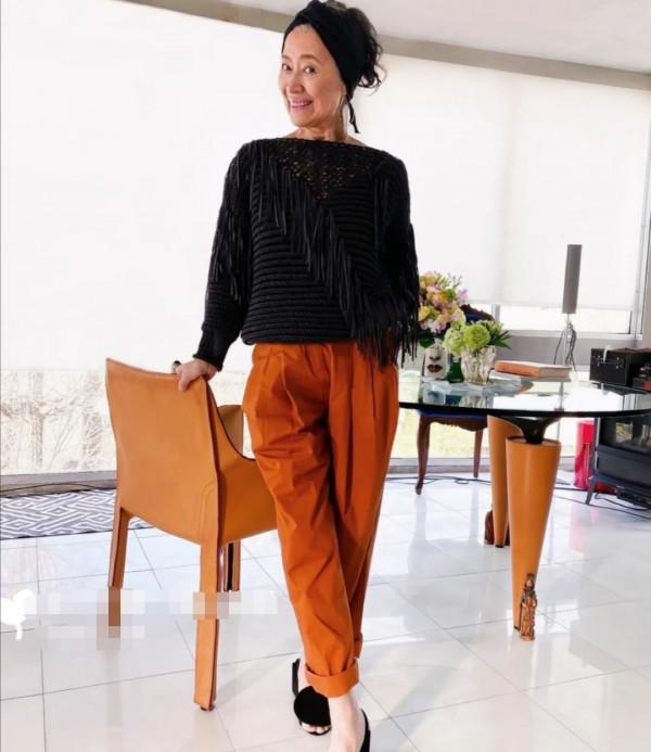 被這些年過半百的奶奶們驚豔，滿臉皺紋、滿頭銀絲，比年輕人時髦