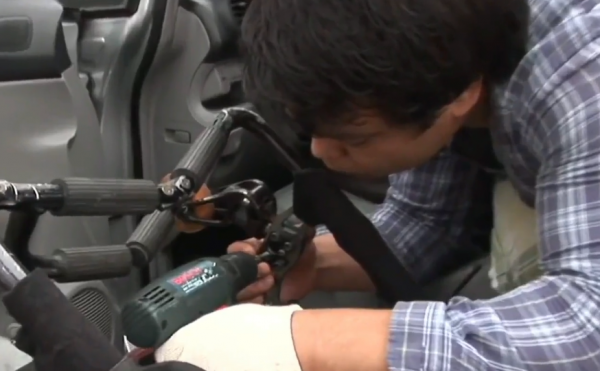 故事:韓國截癱小夥趴著開車,超車變道樣樣精通,正常老司機都佩服 故事:韓國截癱小夥趴著開車,超車變道樣樣精通,正常老司機都佩服