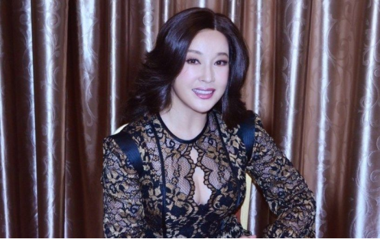 劉曉慶再扮武則天，深陷稅務風波東山再起，4任丈夫至今無子女