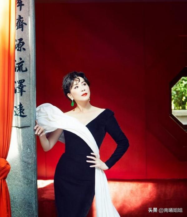 奔五的女人,儘量少穿“一身黑”!多穿這3種“顯白色”,真減齡 奔五的女人,儘量少穿“一身黑”!多穿這3種“顯白色”,真減齡