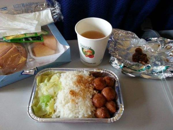 飛機餐是免費提供的，可很少有人去要第二份，這背後有啥貓膩？
