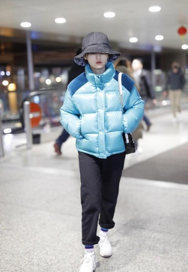 張子楓脫離孩子氣，穿亮片羽絨服拼接絲絨，背小挎包挺有輕熟氣質