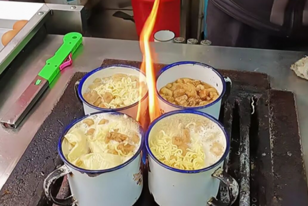 河南大叔用茶缸煮泡麵40年,賣7元一碗走俏,卻被懂行人催換鍋 河南大叔用茶缸煮泡麵40年,賣7元一碗走俏,卻被懂行人催換鍋