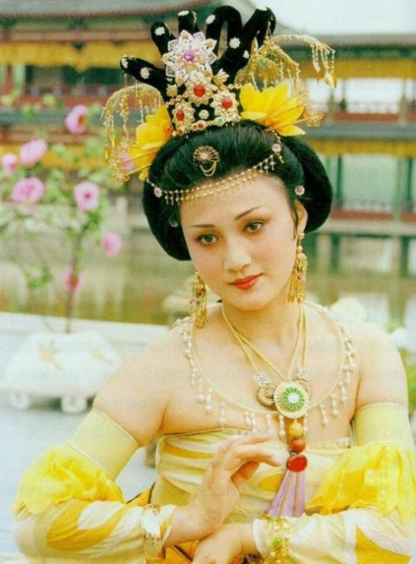 紅毯比美直角肩穩贏、古裝造型斜肩顯氣質，女星肩部較量也有玄機