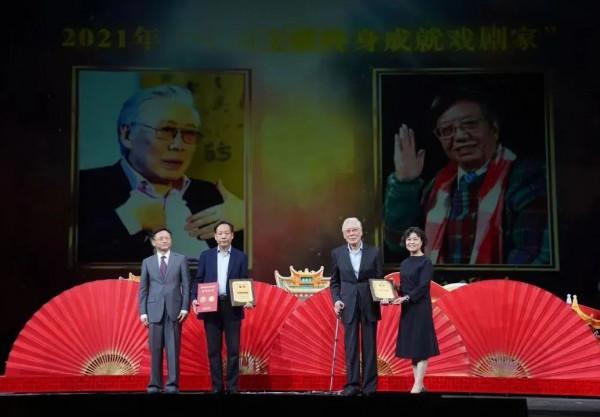 是“莎劇王子”，也是“最經典康熙”，焦晃60年深耕戲劇舞臺拿下“終身成就”