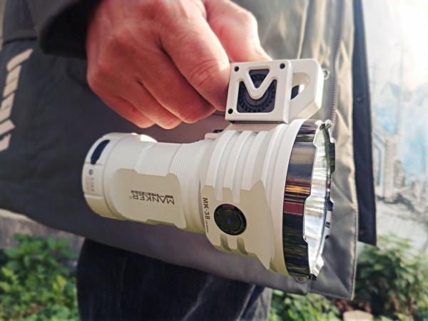 自帶風扇的漫客MK38手電很科幻，開啟照的又亮又遠又長久