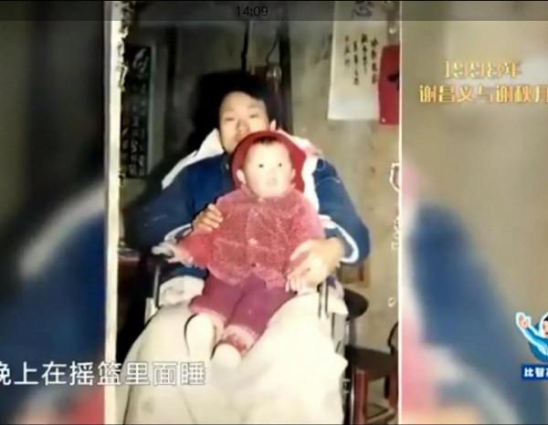 51歲殘疾人抱養女兒22年，卻在她上大學時幫她找回親生父母