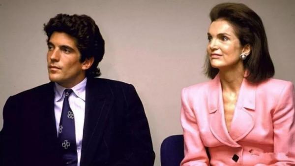 小肯尼迪夫人：漂亮有品位，飛機失事和丈夫姐姐一同殞命，才33歲